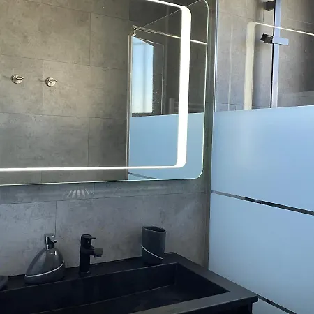 Petite Maison En Pleine Campagne *